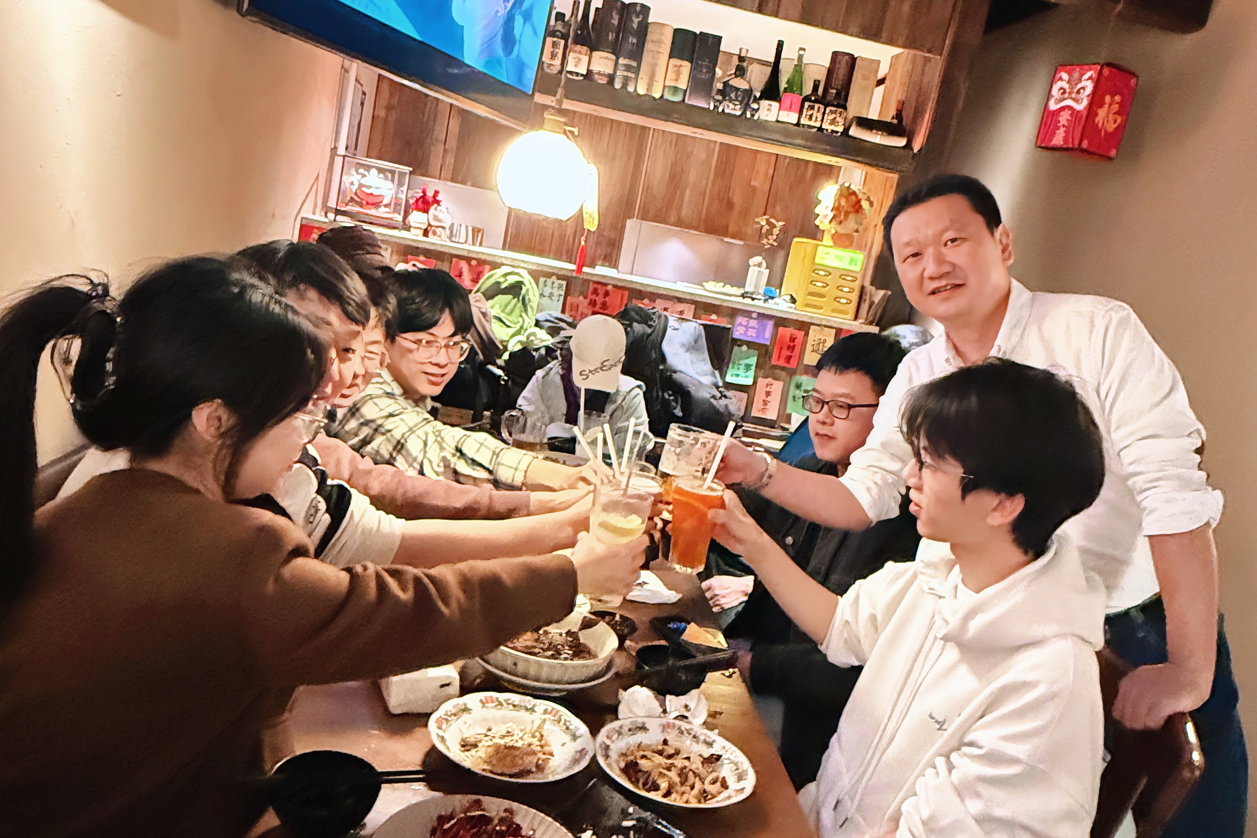 合影（碰杯）.jpg